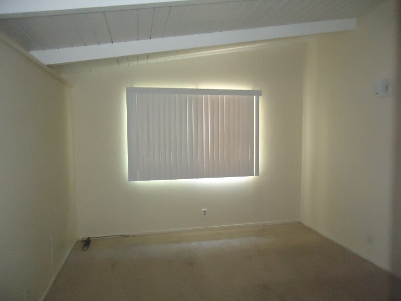 Building Photo - 240 Holly St