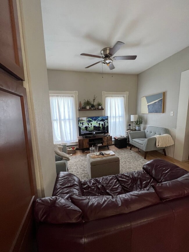 Building Photo - 3 Bedroom with Laundry and Off Street Park...