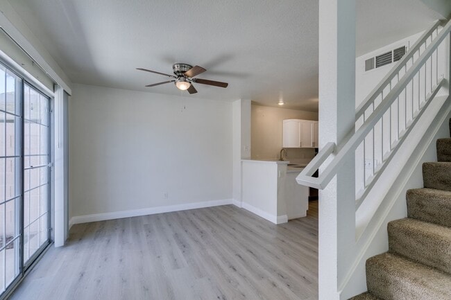 Building Photo - 3 Bedroom Townhouse with attached garage i...