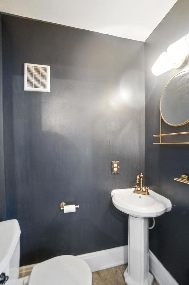 Building Photo - Two Bedroom in Newport!