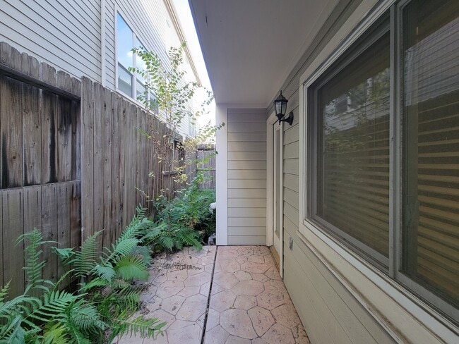 Building Photo - 2208 Taft St