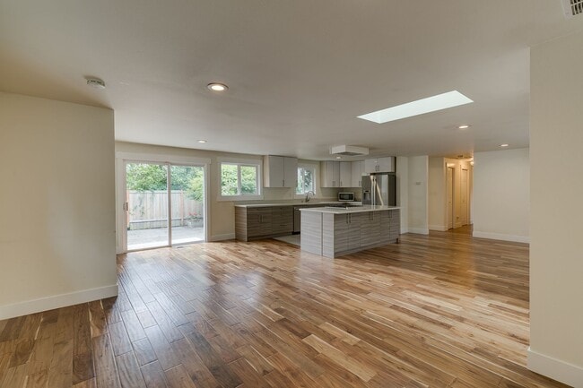 Building Photo - Amazing Updated Rambler in Kirkland with B...