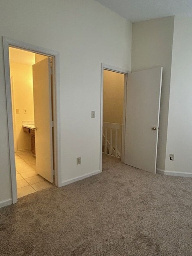 Building Photo - Coming Soon! 2 Bedroom Townhome!