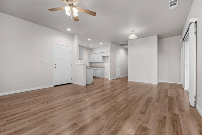Building Photo - Wood Ranch Duplex 519