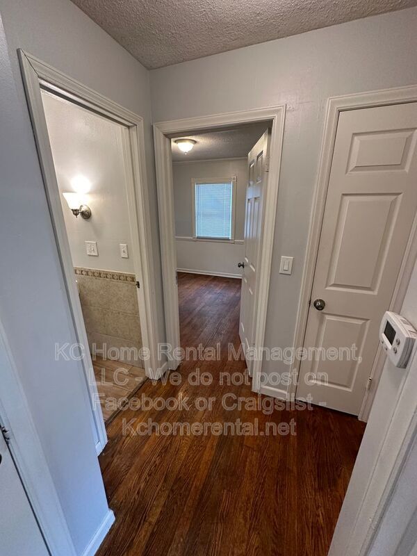 Building Photo - 10700 E 28th Terrace S