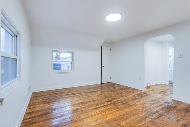 Building Photo - AVAILABLE JUNE 2026! - 2 Bedroom Suburban Vibes in the HEART of the City!!