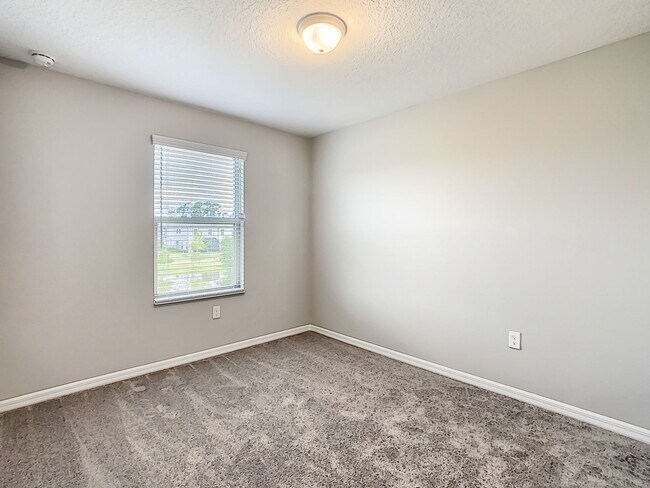 Building Photo - Stylish 3-Bedroom Townhome in Gated Sanfor...
