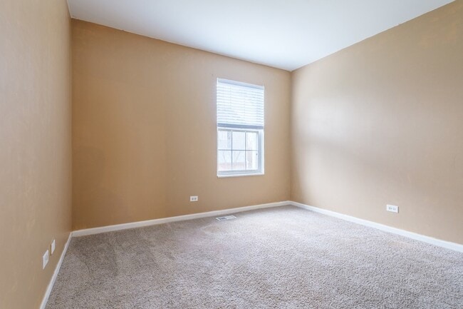 Building Photo - 261 Springbrook Trail S