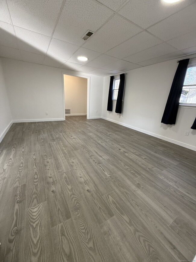 Building Photo - 74 Grove Beach Rd N