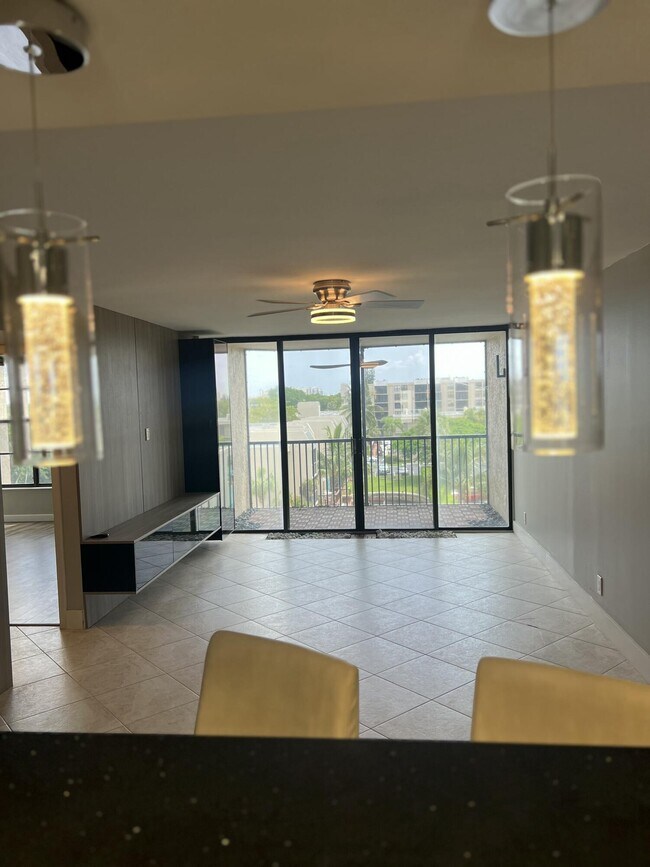 Building Photo - 17 Royal Palm Way