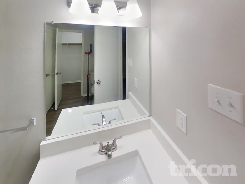 Building Photo - 2641 Bandera Pl