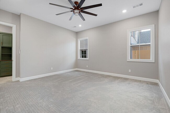 Building Photo - 405 Waggoner Ln