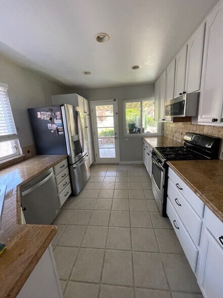 Kitchen - 514 Barnett Dr