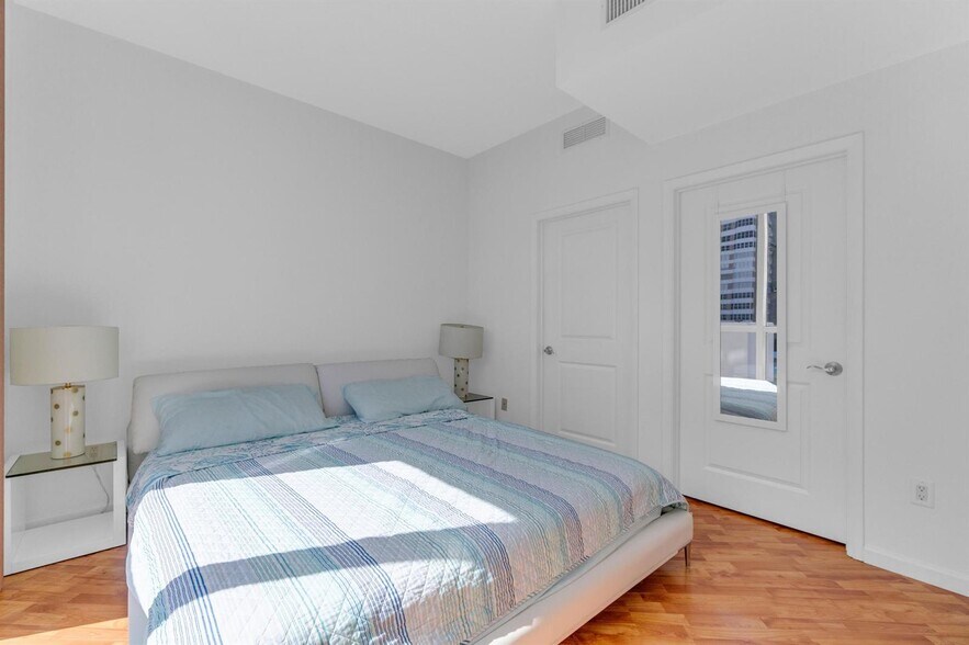 Building Photo - 1945 S Ocean Dr