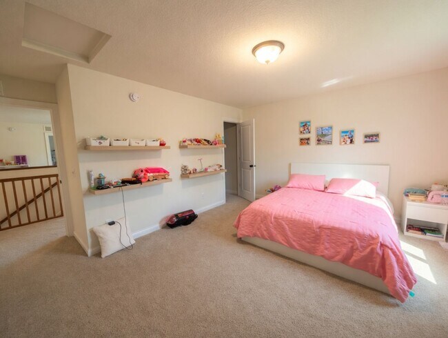 Building Photo - Beautiful 5bed 4bath Home, Nestled in a Prime Plymouth Neighborhood