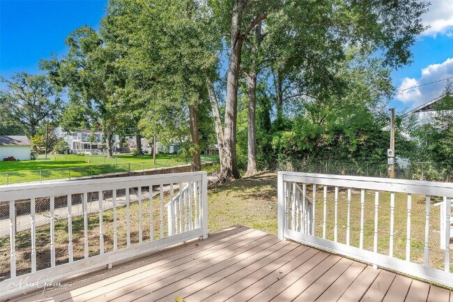 Building Photo - "Spacious 4-Bedroom Gem with a flex room a...