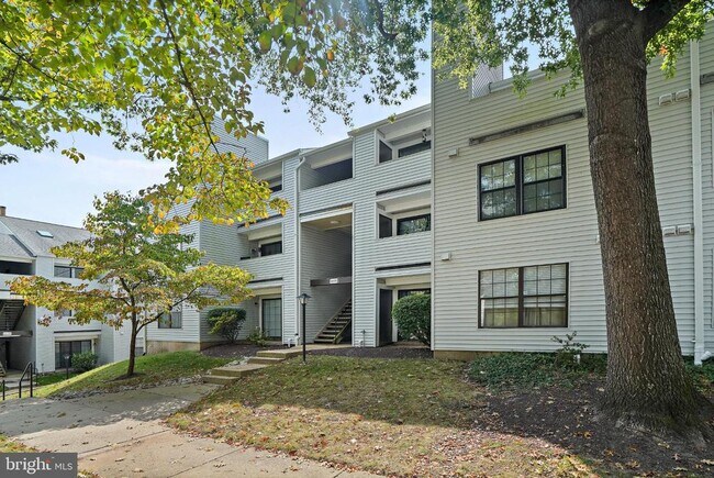 Building Photo - 1605 Carriage House Terrace