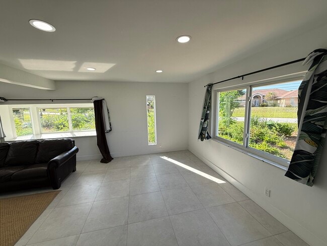 Building Photo - 5814 SE Orange Blossom Trail