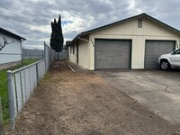 Building Photo - Updated 2 bedroom 1 bathroom duplex in Springfield!