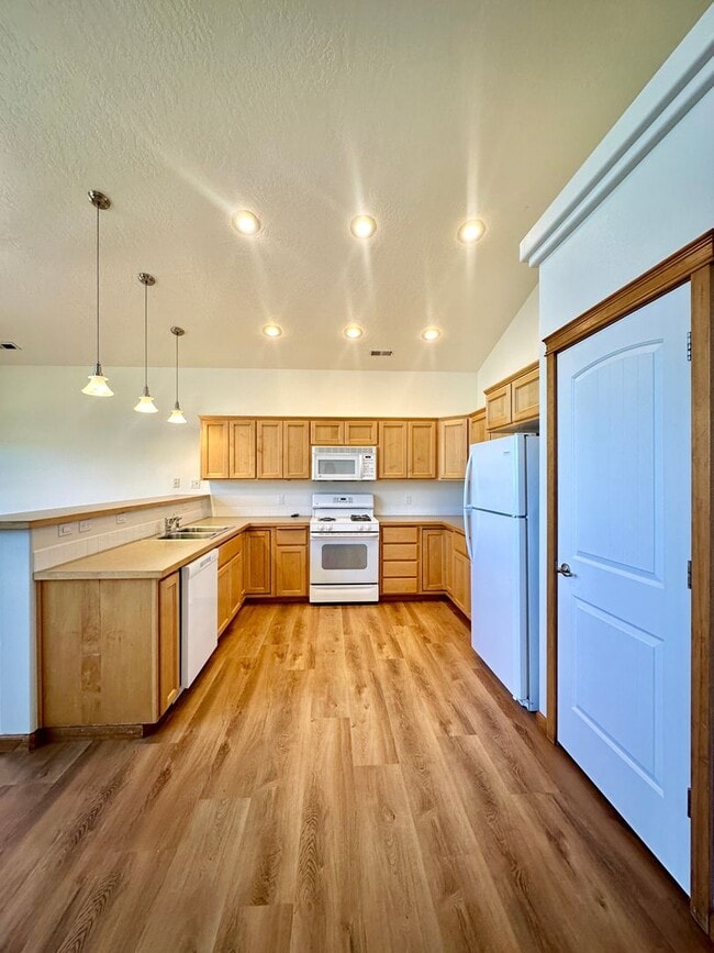 Building Photo - Newly Renovated Home on Prairie Falls Golf...