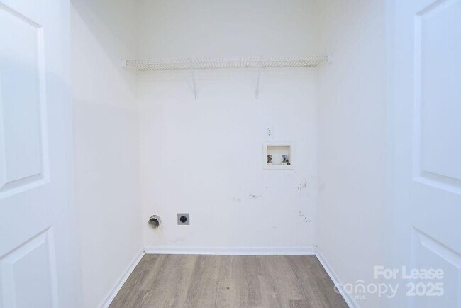 Building Photo - 9858 Treeside Ln