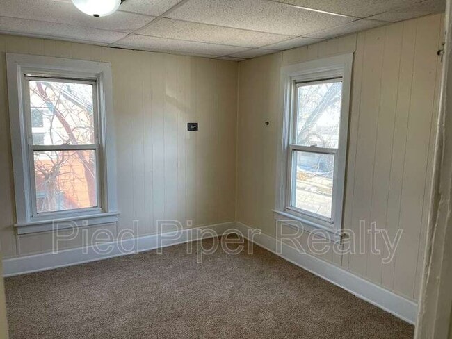 Building Photo - 320 W Clark St