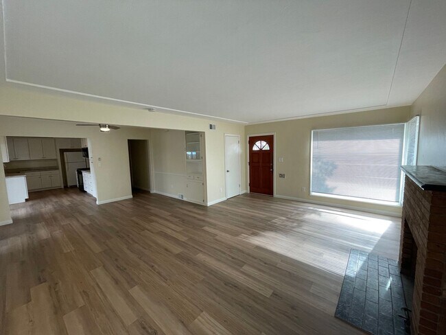 Primary Photo - Large 5 bed 2 bath house