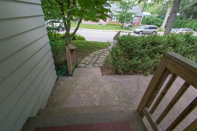 Building Photo - 321 S Eastside Dr