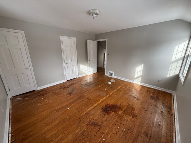 Building Photo - 3 BED 1.5 BATH SINGLE FAMILY HOME IN CLEVE...