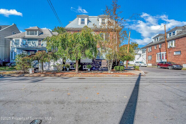 Building Photo - 533 S Franklin St