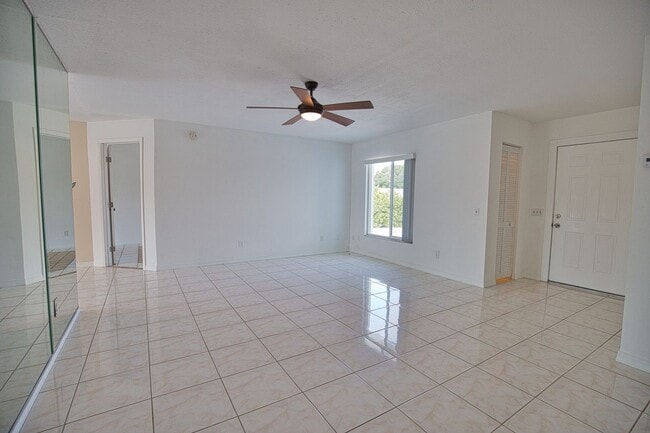 Building Photo - Annual Unfurnished 2 Bedrooms 2 Bathrooms Pool Home Located in South Venice!
