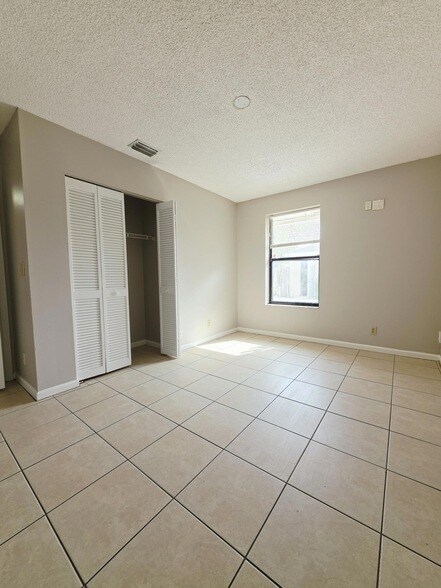 Building Photo - 1157 Hyacinth Pl