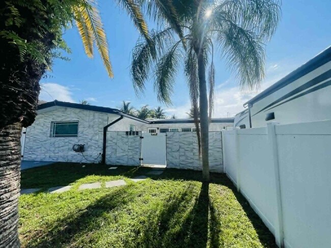 Building Photo - 2531 Gulfstream Ln