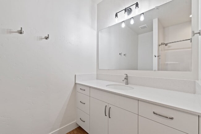 Building Photo - "Discover Comfort & Style: Spacious 3-Bed,...