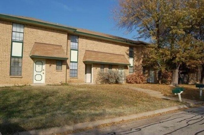 Building Photo - Spacious 2-Bedroom Duplex in South Fort Wo...