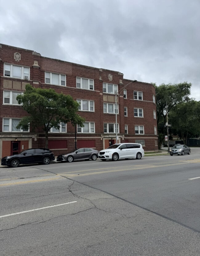 Building Photo - 7755 N Sheridan Rd