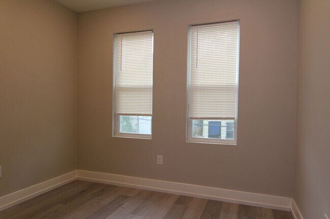 Building Photo - 1649 Pratt St