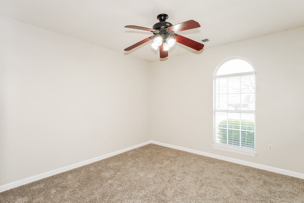 Building Photo - 7875 Sarah Ann Dr S