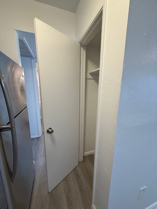 Building Photo - MOVE IN SPECIAL
