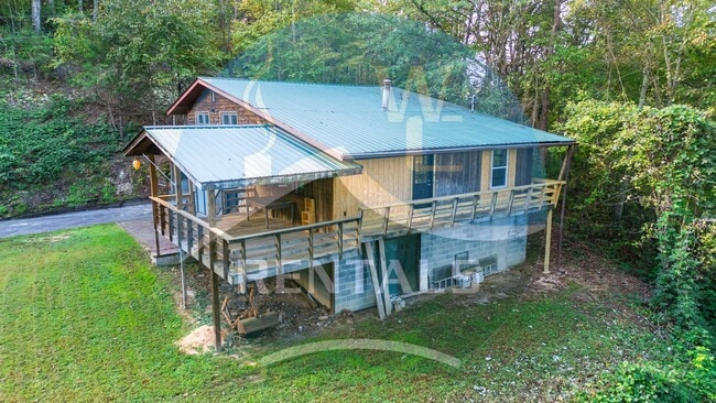 Building Photo - Beautifully remodeled 4 bedroom 2 bath home in Sylva available for year-long lease $2000 a month