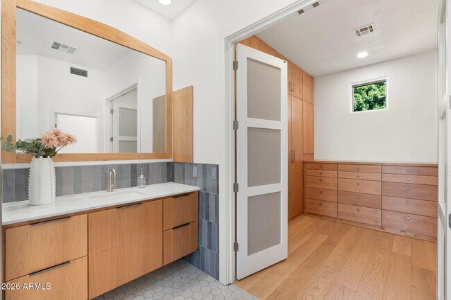 Building Photo - 7471 E Sunnyvale Dr