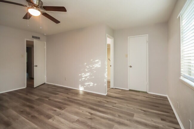 Building Photo - 6310 W Ridgecreek Dr