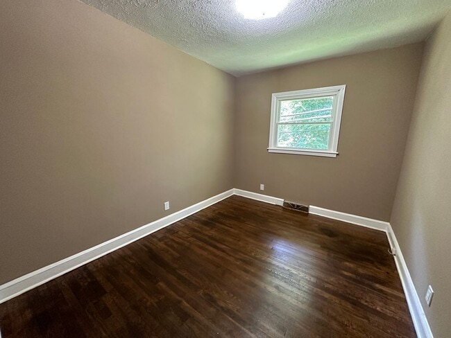 Building Photo - One Story House in Madison Heights