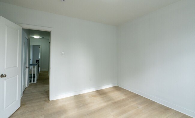 Building Photo - Newly rehabbed 3 bedroom 1.5 bath unit