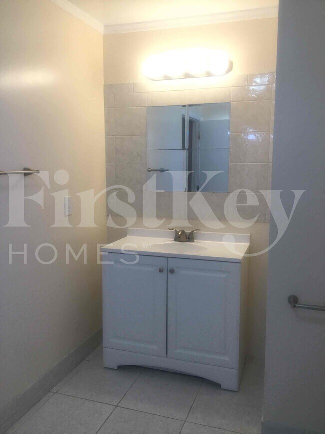 Building Photo - 1443 7th St