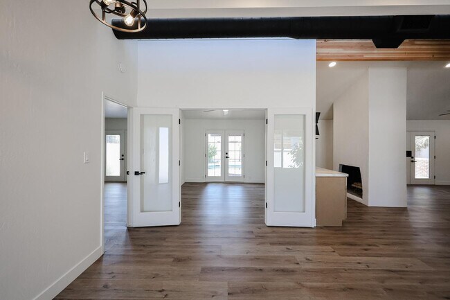 Building Photo - 3001 W Mercer Ln