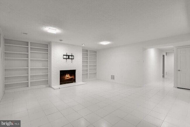 Building Photo - 1550 McLean Commons Ct