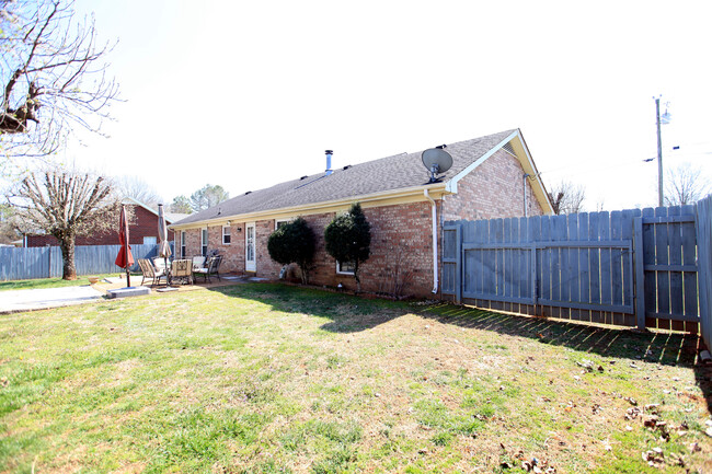 Building Photo - 3  bed, 2 bath home in Smyrna