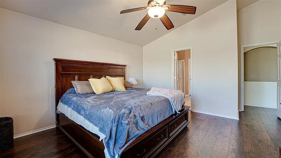 Building Photo - Room in House on Winterberry Ln