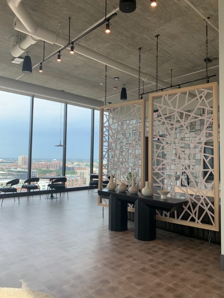 Building Photo - 1040 W Van Buren St